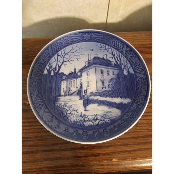 The Royal Copenhagen Porcelain Manufactory Christmas Plate 1975 Blue - Picture 1 of 2